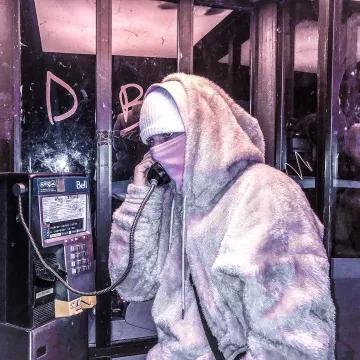 The fleece sweatshirt oversize Sixth June beige worn by Foda C on his account Instagram