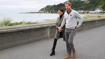 Les bottines à lacets en daim Stuart Weitzman de Meghan Markle lors de sa visite en Nouvelle-Zélande le 29 Octobre 2018