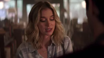 Collar colgante Golden Moon de Guinevere Beck (Elizabeth Lail) en YOU S01E02