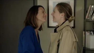 Le pull col V bleu électrique de Andréa Martel (Camille Cottin) dans Dix Pour Cent S03E02