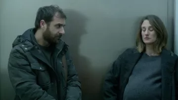 Le manteau à carreaux gris de Andréa Martel (Camille Cottin) dans Dix Pour Cent S03E01