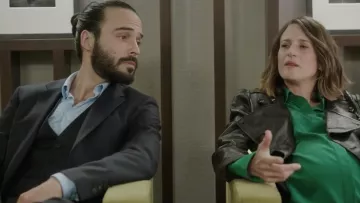 La chemise verte de Andréa Martel (Camille Cottin) dans Dix Pour Cent S03E05