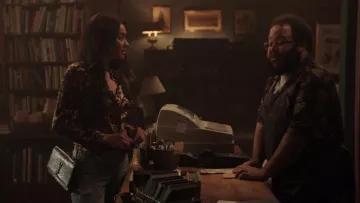 The purse Saint Laurent Peach Salinger (Shay Mitchell) in YOU S01E04