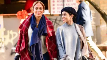 Jacket plaid red Maya (Jennifer Lopez) on the shooting in Brooklyn of Second Chance