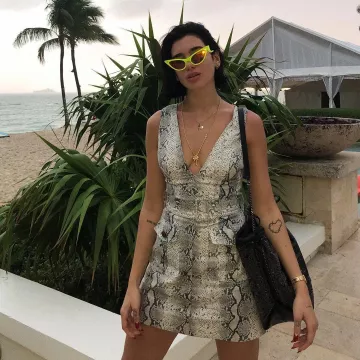 El vestido estampado de pitón de Dua Lipa en la cuenta de instagram de @dualipa