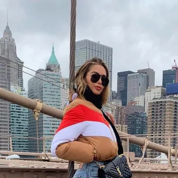The jacket tricolor Nabilla Benattia on the account instagram @nabillanew