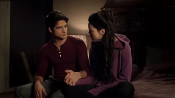The t-shirt henley bordeaux worn by Scott McCall (Tyler Posey) on Teen Wolf S02E12