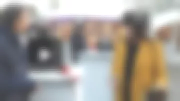 The yellow coat of Julia Molkhou in sweet kisses from Vienna, 01/01/2019