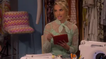 Blusa de encaje de cuello de corbata usada por Mandy Baxter (Molly McCook) en Last Man Standing (S07E07)