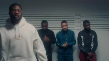 The sweatshirt white Urban Outfitters "Vapour Arcade" worn by Damso in the clip RVRE of 404Billy