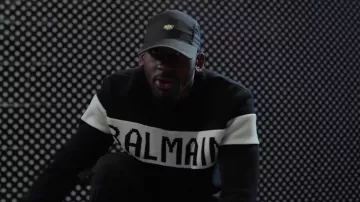 El jersey del logotipo de balmain negro de Rizno en el clip Doctor de Les Alchemistes