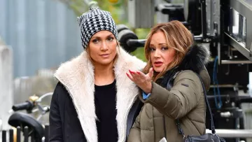 The black bonnet and white Maya (Jennifer Lopez) on the shooting in Brooklyn of Second Chance