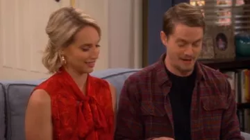 Sleeveless Tie Neck Blouse worn by Mandy Baxter (Molly Ephraim) in Last Man Standing (S07E06)