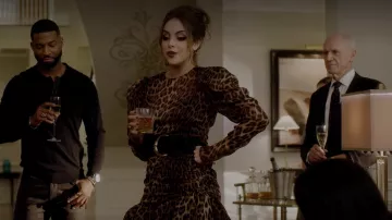 El vestido de leopardo Magda Butrym de Fallon Carrington (Elizabeth Gillies) en Dinastía S02E05