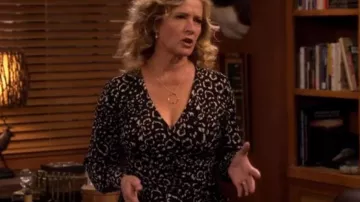 Vestido delantero Envolvente Crêped usado por Vanessa Baxter (Nancy Travis) en Last Man Standing (S07E06)