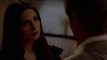 The necklace V-shaped Crystal Jennings (Ana Brenda Contreras) in Dynasty S02E05