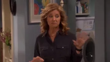 Rhett boutonnée à Manches Longues, Poche Shirt porté par Vanessa Baxter (Nancy Travis) dans le Dernier Homme Debout (S07E05)