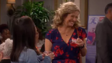 Vestido Midi Wrap con estampado floral usado por Vanessa Baxter (Nancy Travis) en Last Man Standing (S07E05)