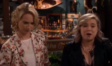 Leomie Floral Print Silk Button Front Top usado por Mandy Baxter (Molly McCook) en Last Man Standing (S07E05)