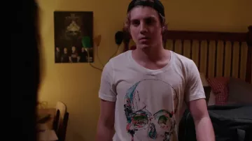 Camiseta blanca H&M skull de Brandon Darrow (Lukas Gage) en T@gged S01E11