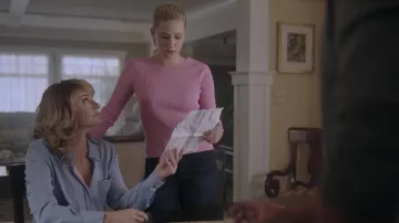 Le pendentif à perle rose porté par Alice Cooper (Mädchen Amick) dans Riverdale S02E03