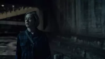 La chemise à carreaux portée par Simone (Alba August) dans The Rain S01E08