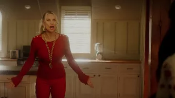 Le pull rouge col cheminé de Alexis Carrington (Nicollette Sheridan) dans Dynastie S02E07