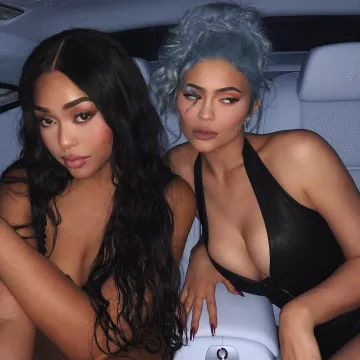 El vestido de cuero negro de Kylie Jenner en su cuenta de Instagram @kyliejenner