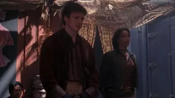 Le manteau de Captain Malcolm 'Mal' Reynolds (Nathan Fillion) dans Firefly S01E01