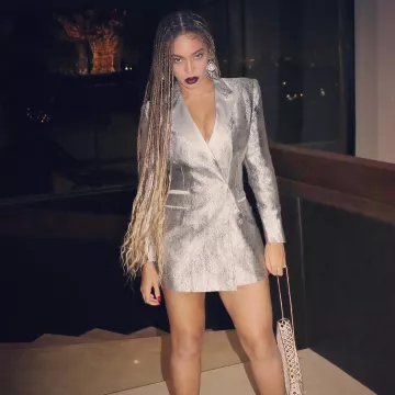 El vestido blazer plateado que luce Beyoncé en su cuenta de Instagram