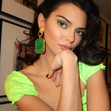 Los pendientes verdes Balenciaga de Kendall Jenner en su cuenta de Instagram en @kendalljenner