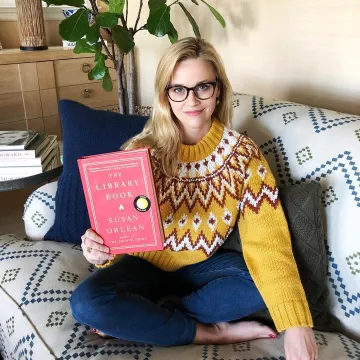 El suéter de mostaza de Reese Witherspoon en la cuenta de Instagram de @reesewitherspoon