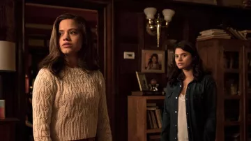Suéter de Maggie Vera (Sarah Jeffery) con costuras geométricas en Charmed S01E01