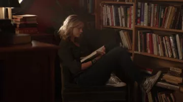 El par de Converse plateados de Guinevere Beck (Elizabeth Lail) en YOU S01E07