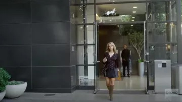 Valentino Garavani Rockstud Leather Tote Bag worn by Veronica Newell (Juno Temple) in Dirty John S01E06