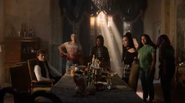 Sweatshirt green with a hood and short sleeves Frank & Eileen T Lab, Molly Hernandez (Allegra Acosta) in Marvel's Runaways S02E09