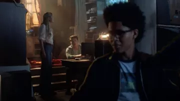 The jean AO.THE by Alice + Olivia Karolina Dean (Virginia Gardner) in Marvel's Runaways S02E10