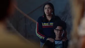 Le sweatshirt à zip et rayures Urban Outfitters de Molly Hernandez (Allegra Acosta) dans Marvel's Runaways S02E10