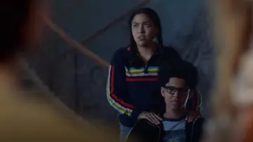 Le sweatshirt à zip et rayures Urban Outfitters de Molly Hernandez (Allegra Acosta) dans Marvel's Runaways S02E10