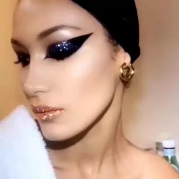 The small hoop earrings in copper gold plated to Bella Hadid on his account Instagram @bellahadid