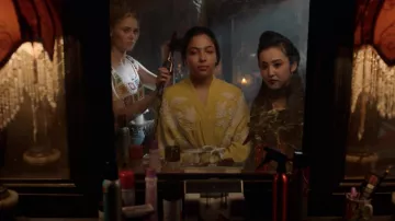 The kimono yellow embroidered Zara Molly Hernandez (Allegra Acosta) in Marvel's Runaways S02E11