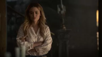 Blusa a rayas de Karolina Dean (Virginia Gardner) en Marvel's Runaways S02E12