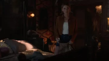 The bomber jacket suede Ganni worn by Karolina Dean (Virginia Gardner) in Marvel's Runaways S02E12