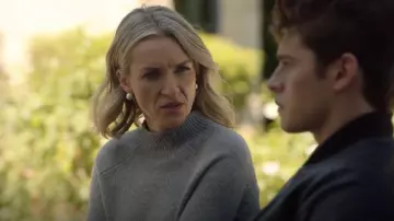 Le pull gris col cheminée Theory de Janet Stein (Ever Carradine) dans Marvel's Runaways S02E13