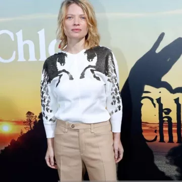 The tan pants of Mélanie Thierry on the account instagram @melaniethierry