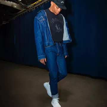 The pair of Converse Converse Chuck Taylo All Star Seasonal HI Russell Westbrook on the account instagram of @russwest44