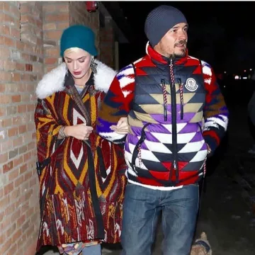 Moncler 2 Moncler 1952 Suéter multicolor Crewneck usado por Orlando Bloom en Aspen - 1 de enero de 2019 en la cuenta de Instagram de @understarmag