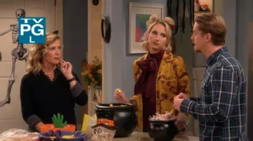 Top estampado estilo pijama usado por Mandy Baxter (Molly McCook) en Last Man Standing (S07E05)