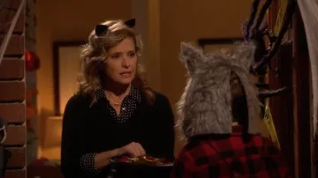 V-Neck Cashmere Sweater worn by Vanessa Baxter (Nancy Travis) in Last Man Standing (S07E04)