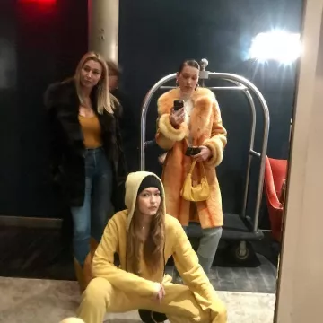 Creole golden Bella Hadid on the account instagram @bellahadidbrasil